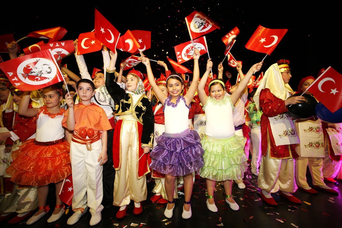 23 апреля в турции какой праздник. 23 Nisan праздник в Турции. Детский праздник в Турции. День национальной независимости и детей Турции. День детей в Турции.