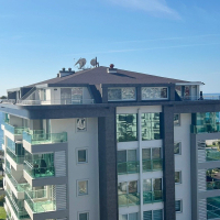 Трехкомнатная двухуровневая квартира с панорамным видом на первой линии моря