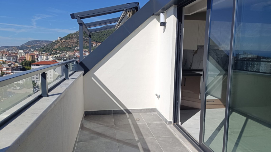 Пентхаус 2+1 под ВНЖ, с панорамным видом на море и крепость в комплексе в районе Клеопатра