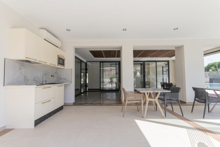 Меблированная 1+1 у моря в престижном районе c возможностью получения  ВНЖ