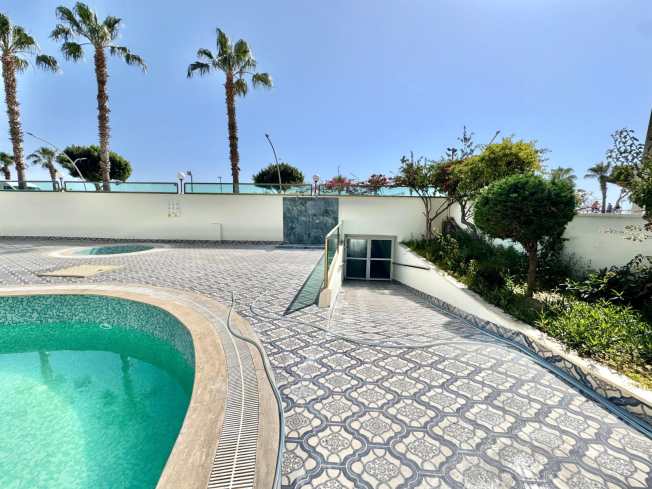 Квартира 1+1 на первой береговой линии в Оба — 50 м до песчаного пляжа, супер-цена