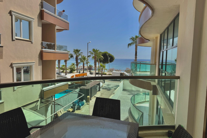 Квартира 1+1 на первой береговой линии в Оба — 50 м до песчаного пляжа, супер-цена