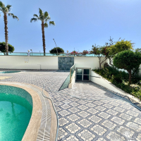 Квартира 1+1 на первой береговой линии в Оба — 50 м до песчаного пляжа, супер-цена