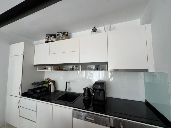 Современная меблированная квартира 1+1 в 100 метрах от моря в Обе