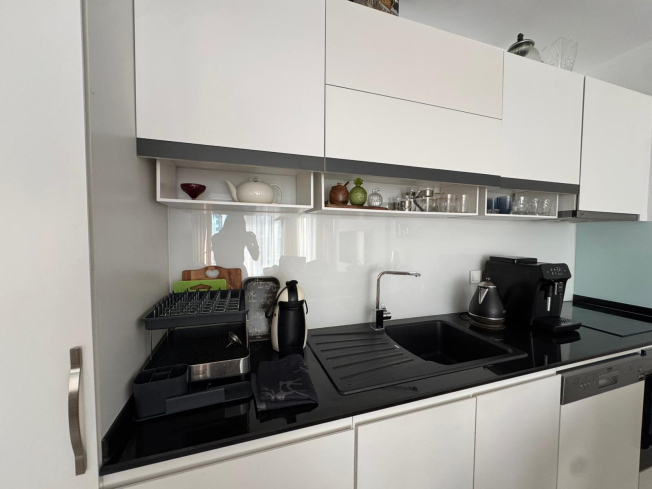 Современная меблированная квартира 1+1 в 100 метрах от моря в Обе