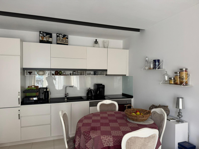 Современная меблированная квартира 1+1 в 100 метрах от моря в Обе