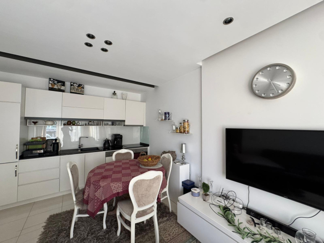 Современная меблированная квартира 1+1 в 100 метрах от моря в Обе