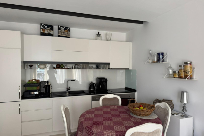 Современная меблированная квартира 1+1 в 100 метрах от моря в Обе