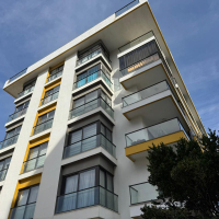 Современная меблированная квартира 1+1 в 100 метрах от моря в Обе