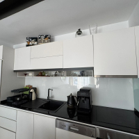 Современная меблированная квартира 1+1 в 100 метрах от моря в Обе