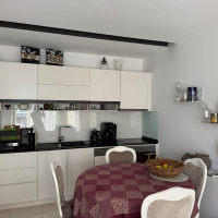 Современная меблированная квартира 1+1 в 100 метрах от моря в Обе