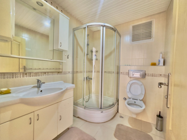 Светлая просторная квартира 2+1 в Тосмуре рядом с морем и развитой инфраструктурой