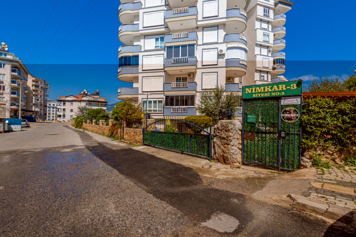 Стильная квартира 2+1 с дизайнерским ремонтом рядом с морем в Тосмуре