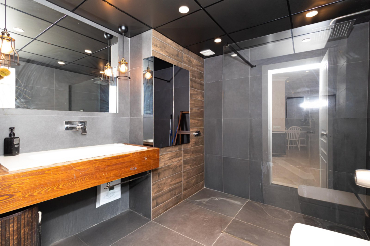 Стильная квартира 2+1 с дизайнерским ремонтом рядом с морем в Тосмуре