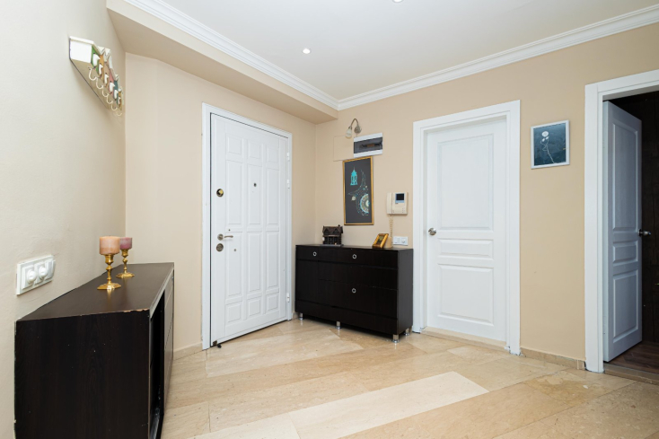 Стильная квартира 2+1 с дизайнерским ремонтом рядом с морем в Тосмуре