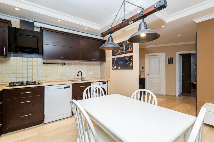 Стильная квартира 2+1 с дизайнерским ремонтом рядом с морем в Тосмуре