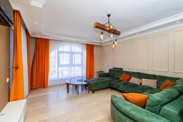 Стильная квартира 2+1 с дизайнерским ремонтом рядом с морем в Тосмуре