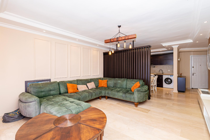 Стильная квартира 2+1 с дизайнерским ремонтом рядом с морем в Тосмуре