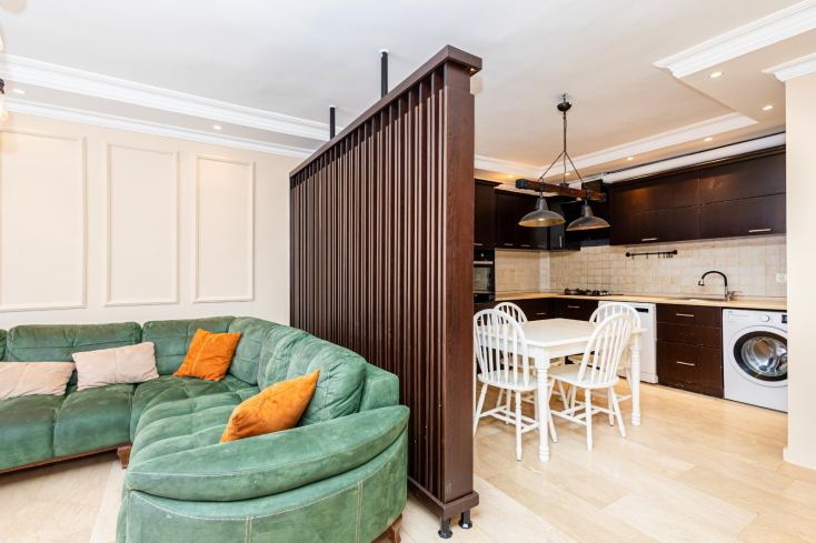 Стильная квартира 2+1 с дизайнерским ремонтом рядом с морем в Тосмуре