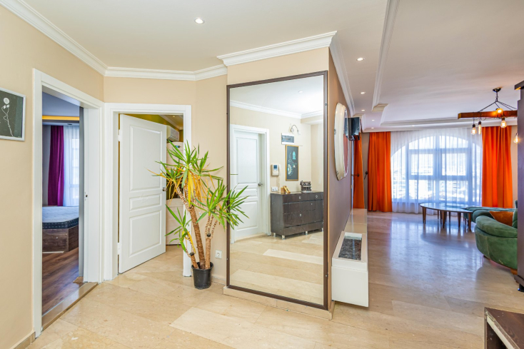 Стильная квартира 2+1 с дизайнерским ремонтом рядом с морем в Тосмуре