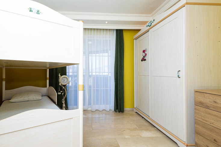 Стильная квартира 2+1 с дизайнерским ремонтом рядом с морем в Тосмуре