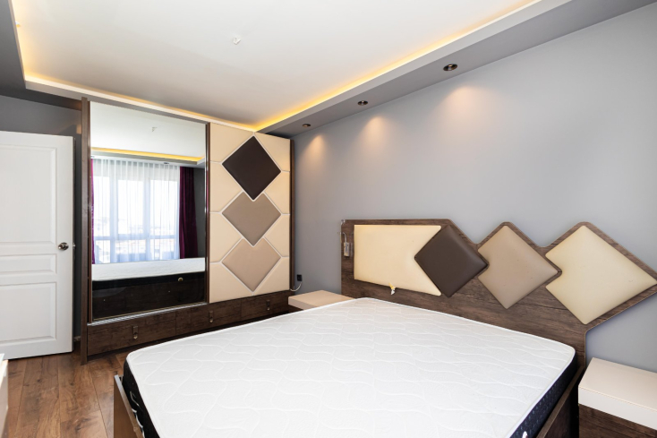 Стильная квартира 2+1 с дизайнерским ремонтом рядом с морем в Тосмуре