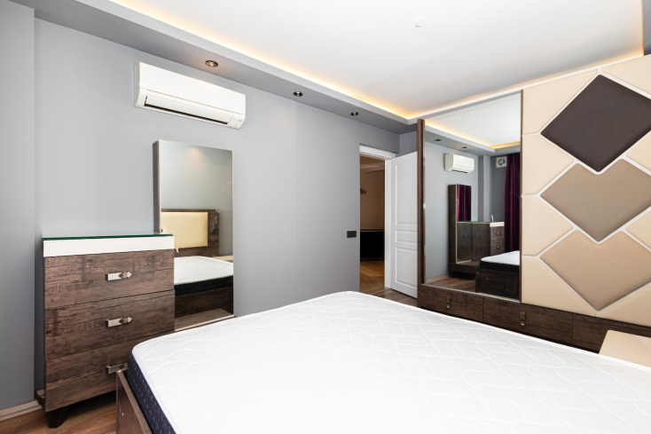 Стильная квартира 2+1 с дизайнерским ремонтом рядом с морем в Тосмуре