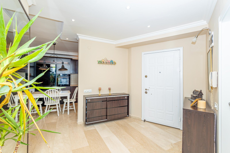 Стильная квартира 2+1 с дизайнерским ремонтом рядом с морем в Тосмуре