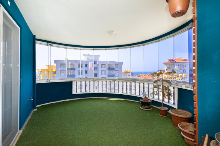 Стильная квартира 2+1 с дизайнерским ремонтом рядом с морем в Тосмуре