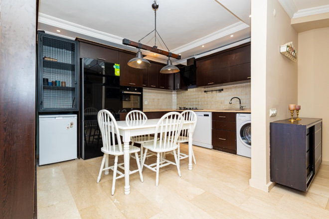 Стильная квартира 2+1 с дизайнерским ремонтом рядом с морем в Тосмуре