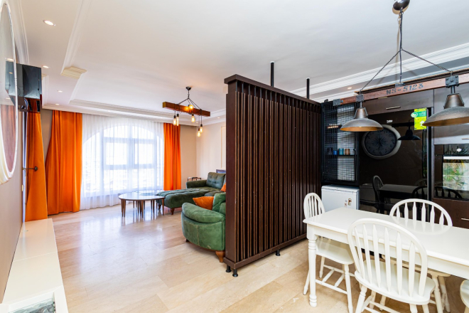 Стильная квартира 2+1 с дизайнерским ремонтом рядом с морем в Тосмуре