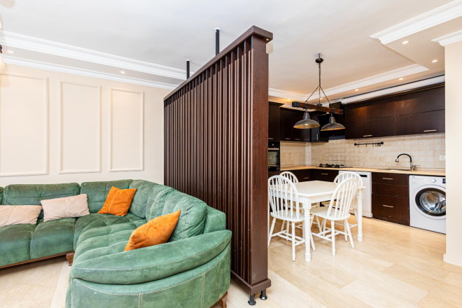 Стильная квартира 2+1 с дизайнерским ремонтом рядом с морем в Тосмуре