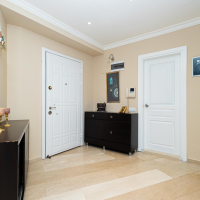 Стильная квартира 2+1 с дизайнерским ремонтом рядом с морем в Тосмуре