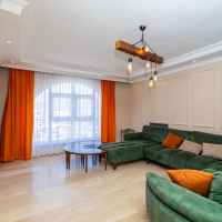 Стильная квартира 2+1 с дизайнерским ремонтом рядом с морем в Тосмуре