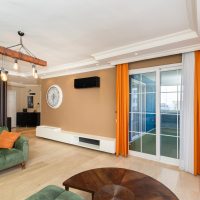 Стильная квартира 2+1 с дизайнерским ремонтом рядом с морем в Тосмуре