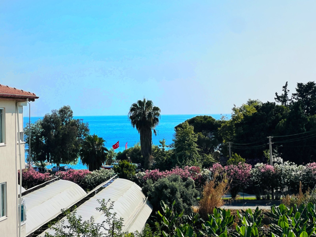 Современная квартира с видом на море в 100 метрах от пляжа — идеальна для отдыха и краткосрочной аренды