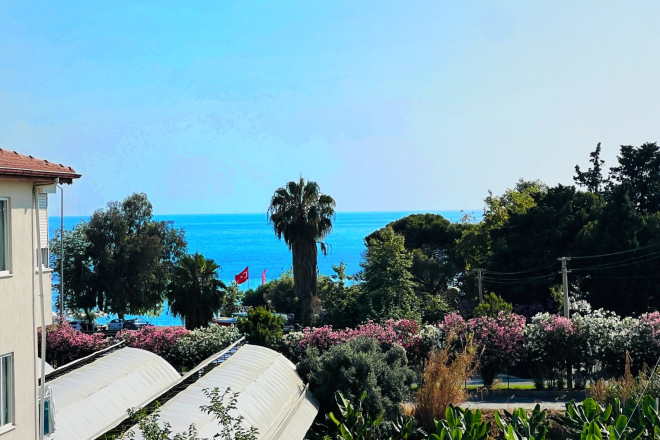 Современная квартира с видом на море в 100 метрах от пляжа — идеальна для отдыха и краткосрочной аренды