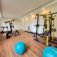 Современная квартира с видом на море в 100 метрах от пляжа — идеальна для отдыха и краткосрочной аренды