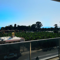 Современная квартира с видом на море в 100 метрах от пляжа — идеальна для отдыха и краткосрочной аренды