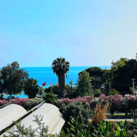 Современная квартира с видом на море в 100 метрах от пляжа — идеальна для отдыха и краткосрочной аренды