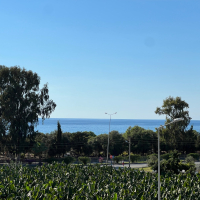 Современная квартира с видом на море в 100 метрах от пляжа — идеальна для отдыха и краткосрочной аренды