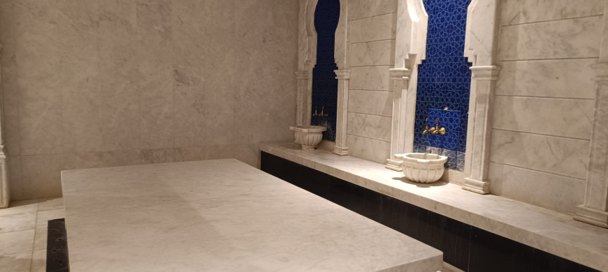 Меблированная 1+1 рядом с морем и полным отельным сервисом в центре Махмутлара