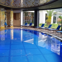 Меблированная 1+1 рядом с морем и полным отельным сервисом в центре Махмутлара