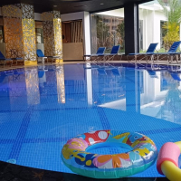 Меблированная 1+1 рядом с морем и полным отельным сервисом в центре Махмутлара