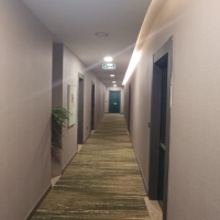 Меблированная 1+1 рядом с морем и полным отельным сервисом в центре Махмутлара