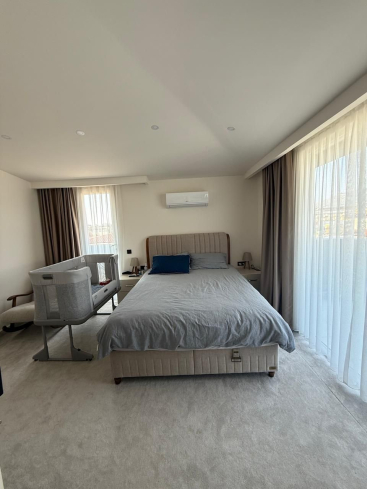 Просторная 2+1 с мебелью и бассейном в центре Аланьи — для жизни и ВНЖ