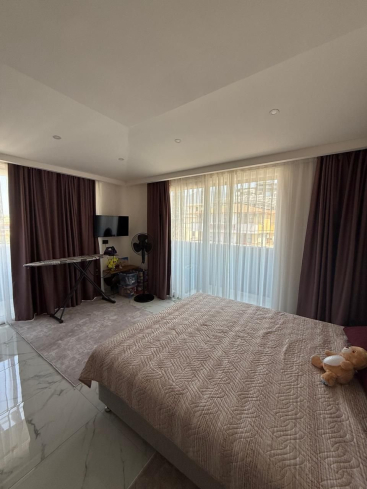 Просторная 2+1 с мебелью и бассейном в центре Аланьи — для жизни и ВНЖ