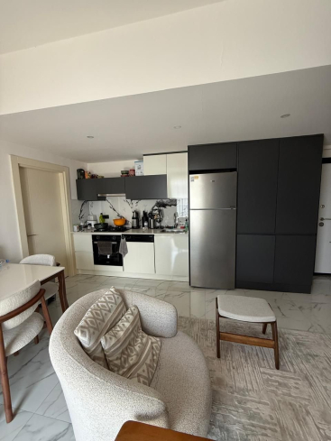 Просторная 2+1 с мебелью и бассейном в центре Аланьи — для жизни и ВНЖ