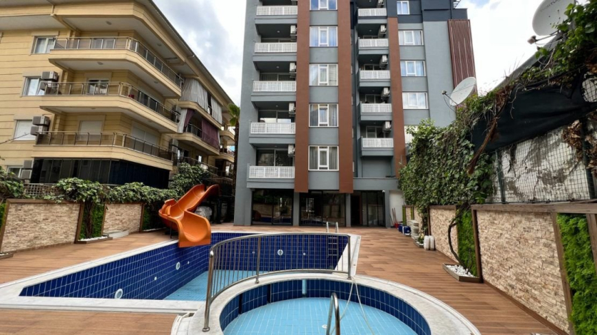 Просторная 2+1 с мебелью и бассейном в центре Аланьи — для жизни и ВНЖ