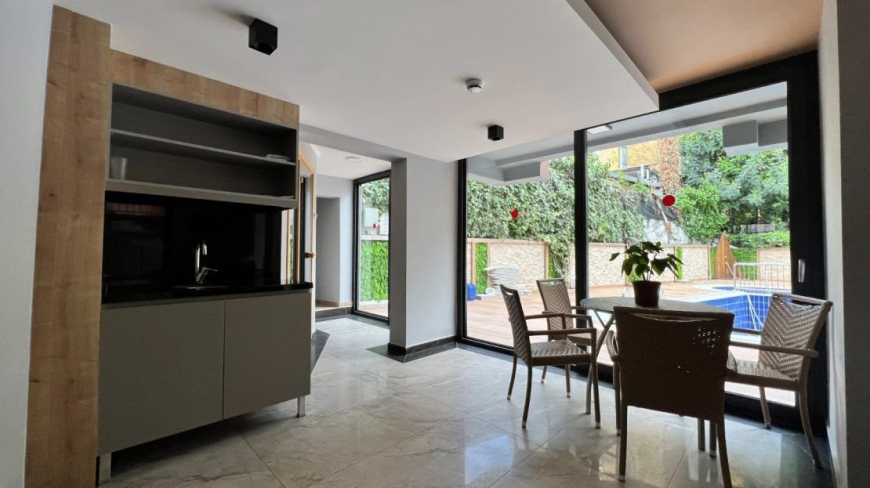 Просторная 2+1 с мебелью и бассейном в центре Аланьи — для жизни и ВНЖ